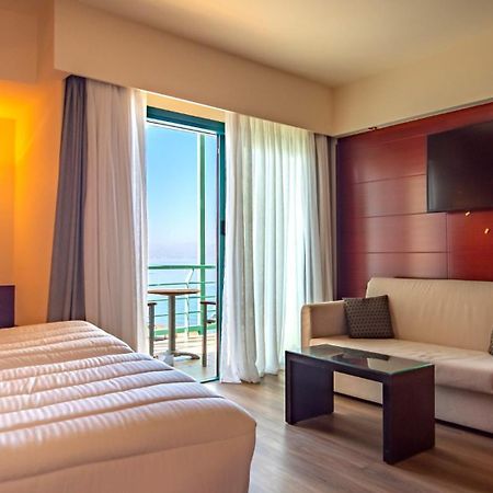 Club Hotel Casino Loutraki Exterior foto A room at the hotel