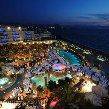 Club Hotel Casino Loutraki Exterior foto The resort at night