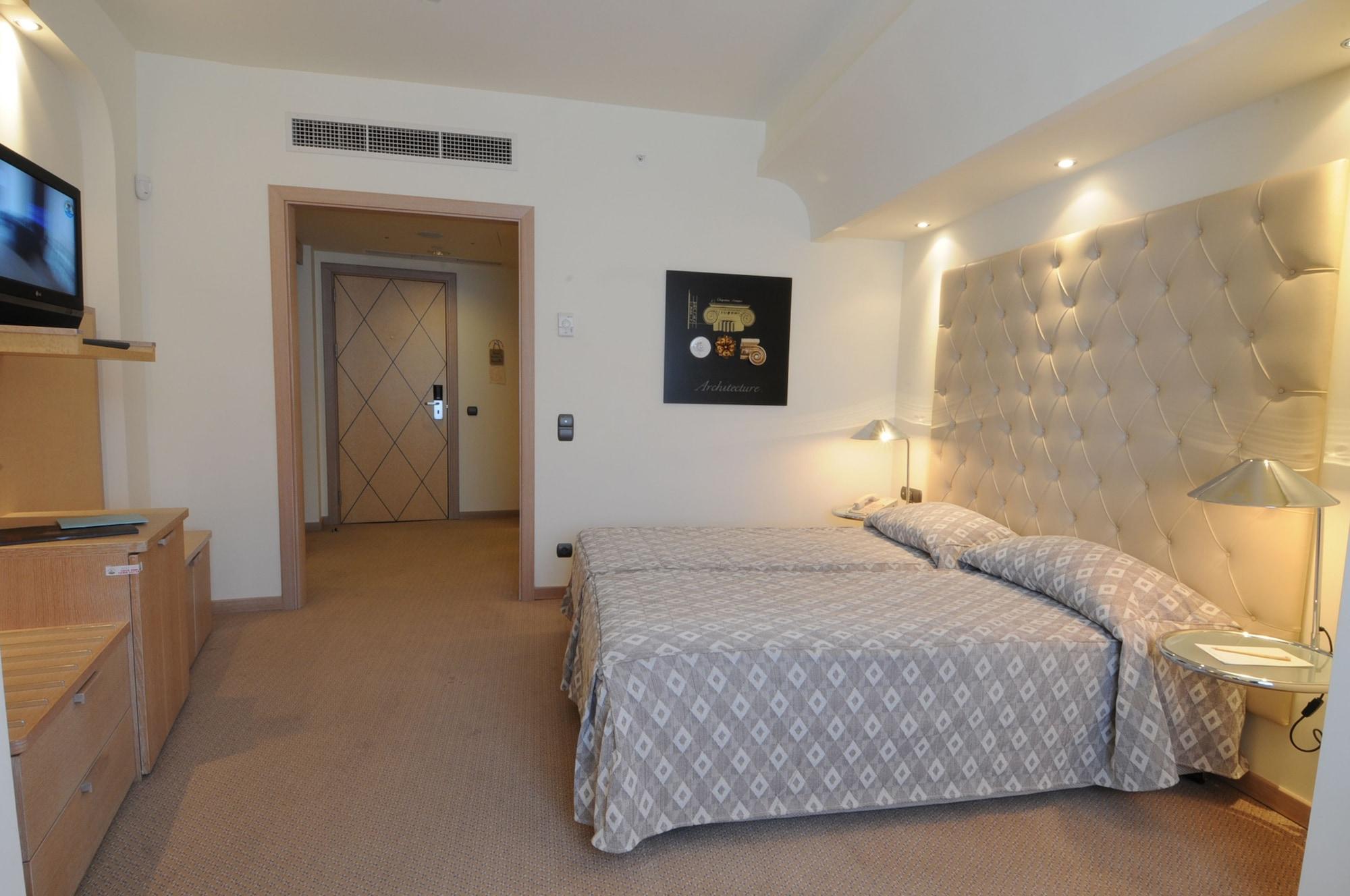 Club Hotel Casino Loutraki Exterior foto A room at the hotel