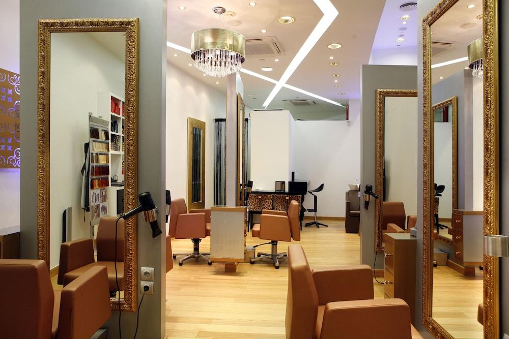 Club Hotel Casino Loutraki Exterior foto A hair salon in Dubai