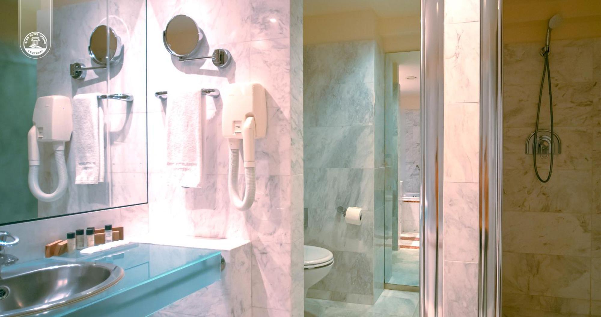 Club Hotel Casino Loutraki Exterior foto A shower cubicle