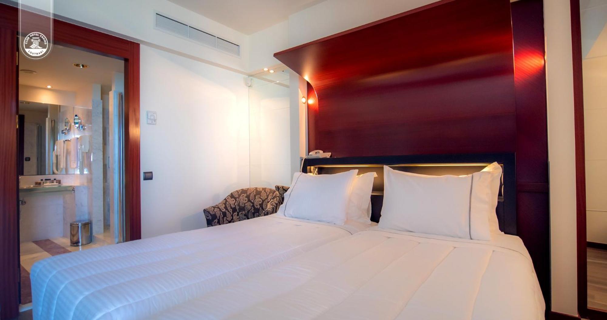 Club Hotel Casino Loutraki Exterior foto A room at the hotel