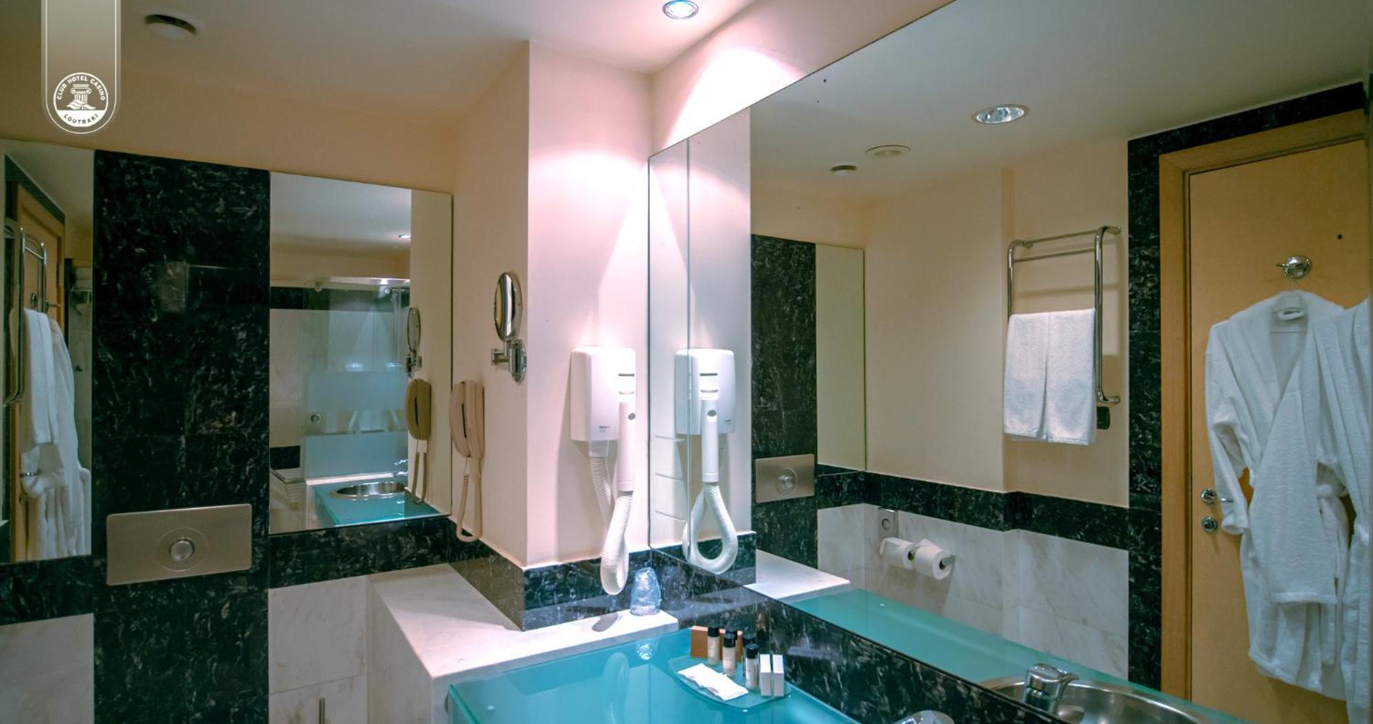 Club Hotel Casino Loutraki Exterior foto Bathroom mirrors