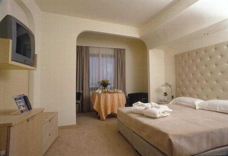 Club Hotel Casino Loutraki Exterior foto A room at the hotel