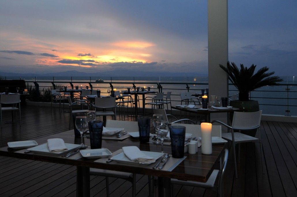 Club Hotel Casino Loutraki Exterior foto Sunset at the rooftop bar