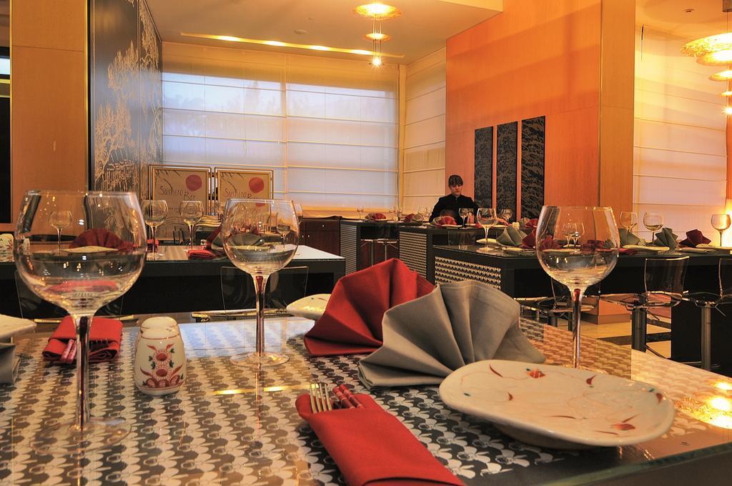 Club Hotel Casino Loutraki Exterior foto Restaurant in the hotel