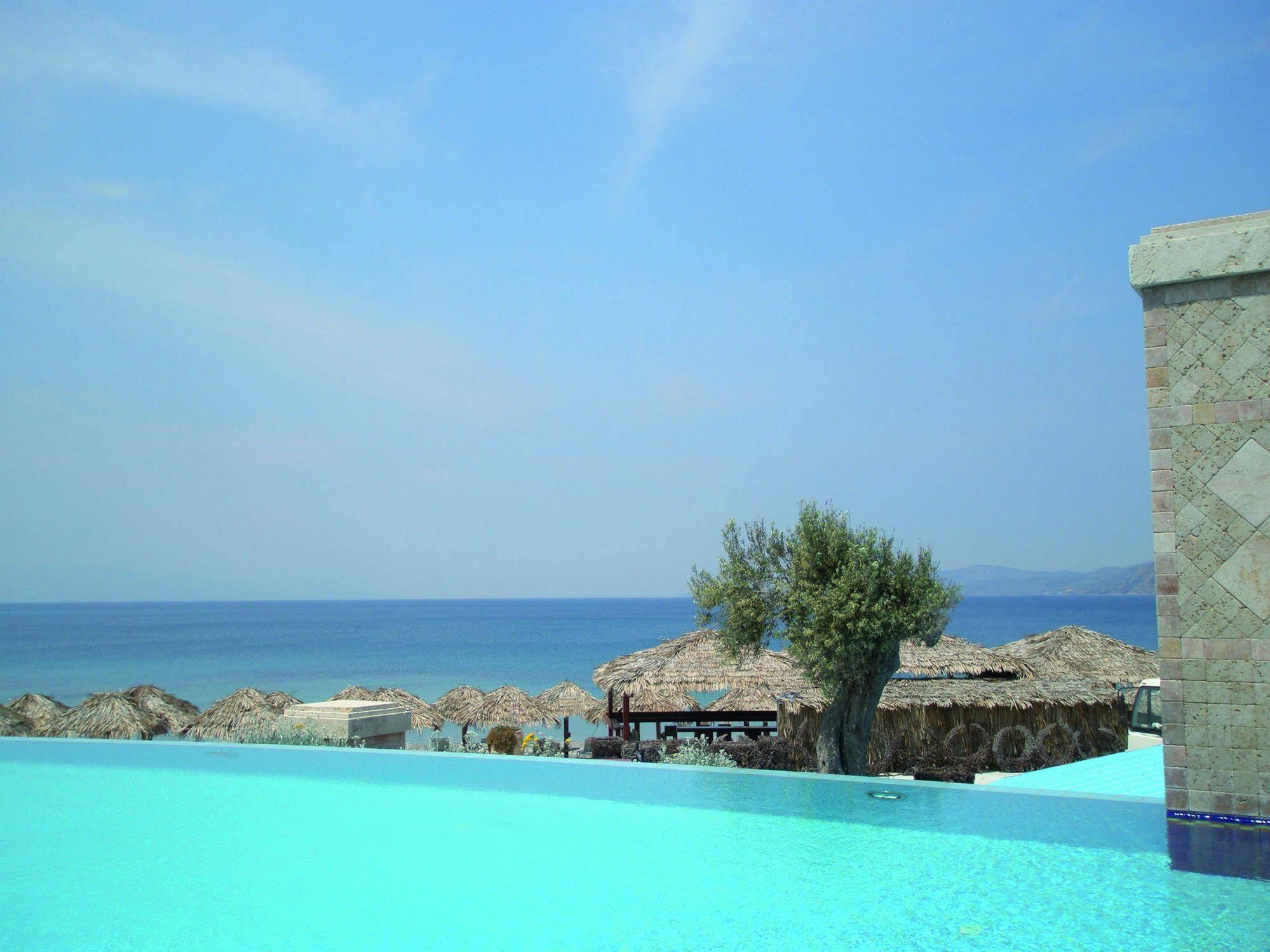Club Hotel Casino Loutraki Exterior foto Infinity pool at a hotel in Crete, Greece