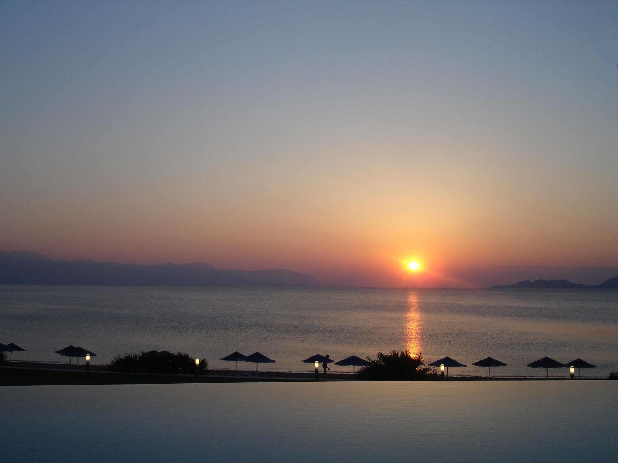 Club Hotel Casino Loutraki Exterior foto Sunset over the Gulf of Pagase