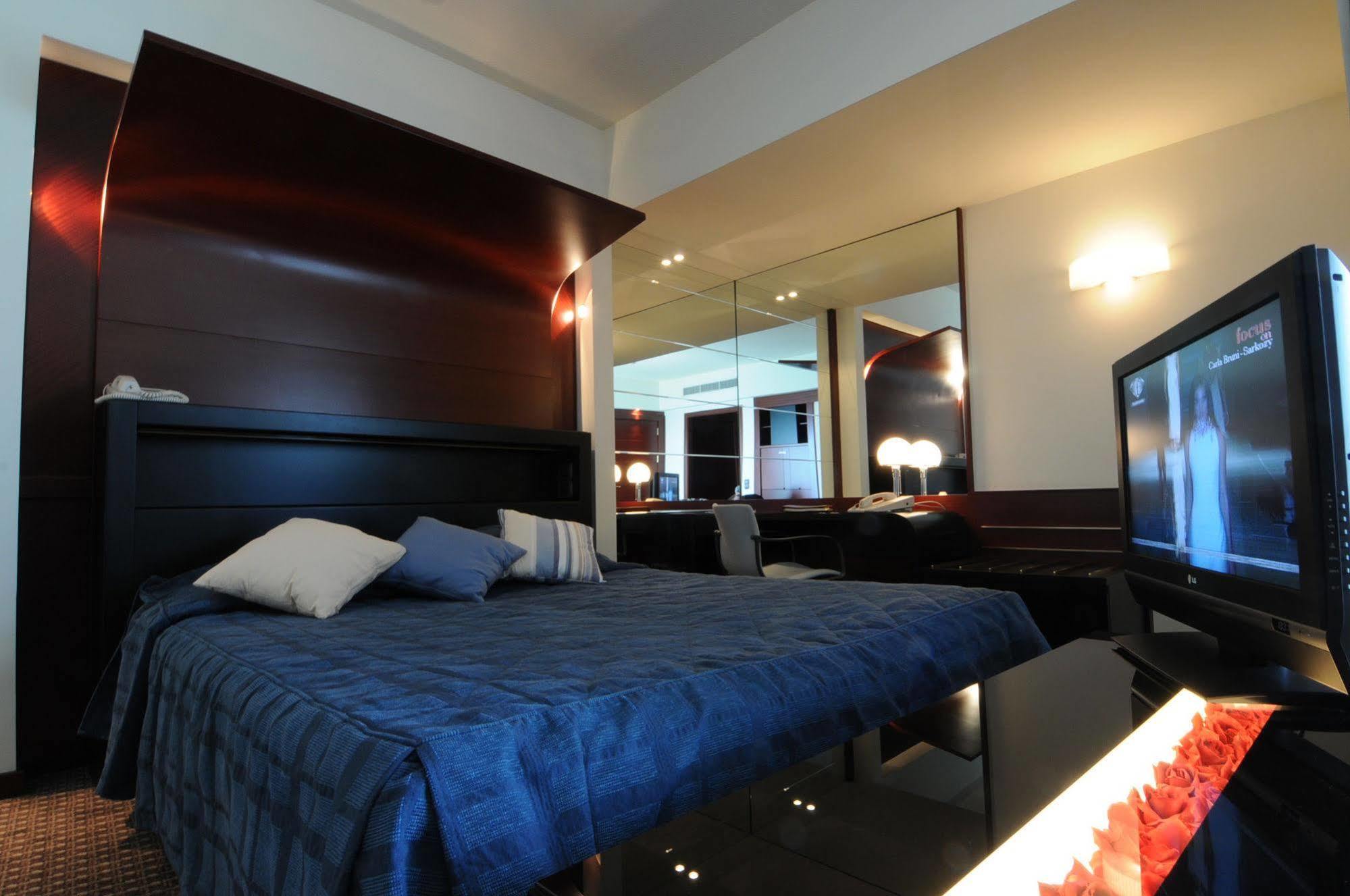 Club Hotel Casino Loutraki Exterior foto A room at the hotel