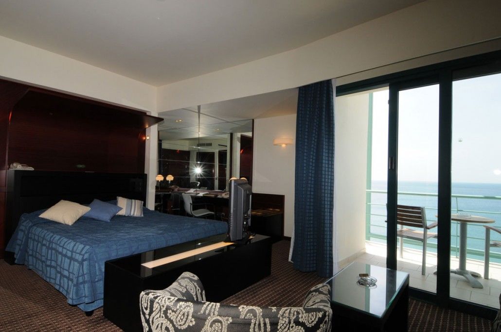 Club Hotel Casino Loutraki Exterior foto A room at the hotel