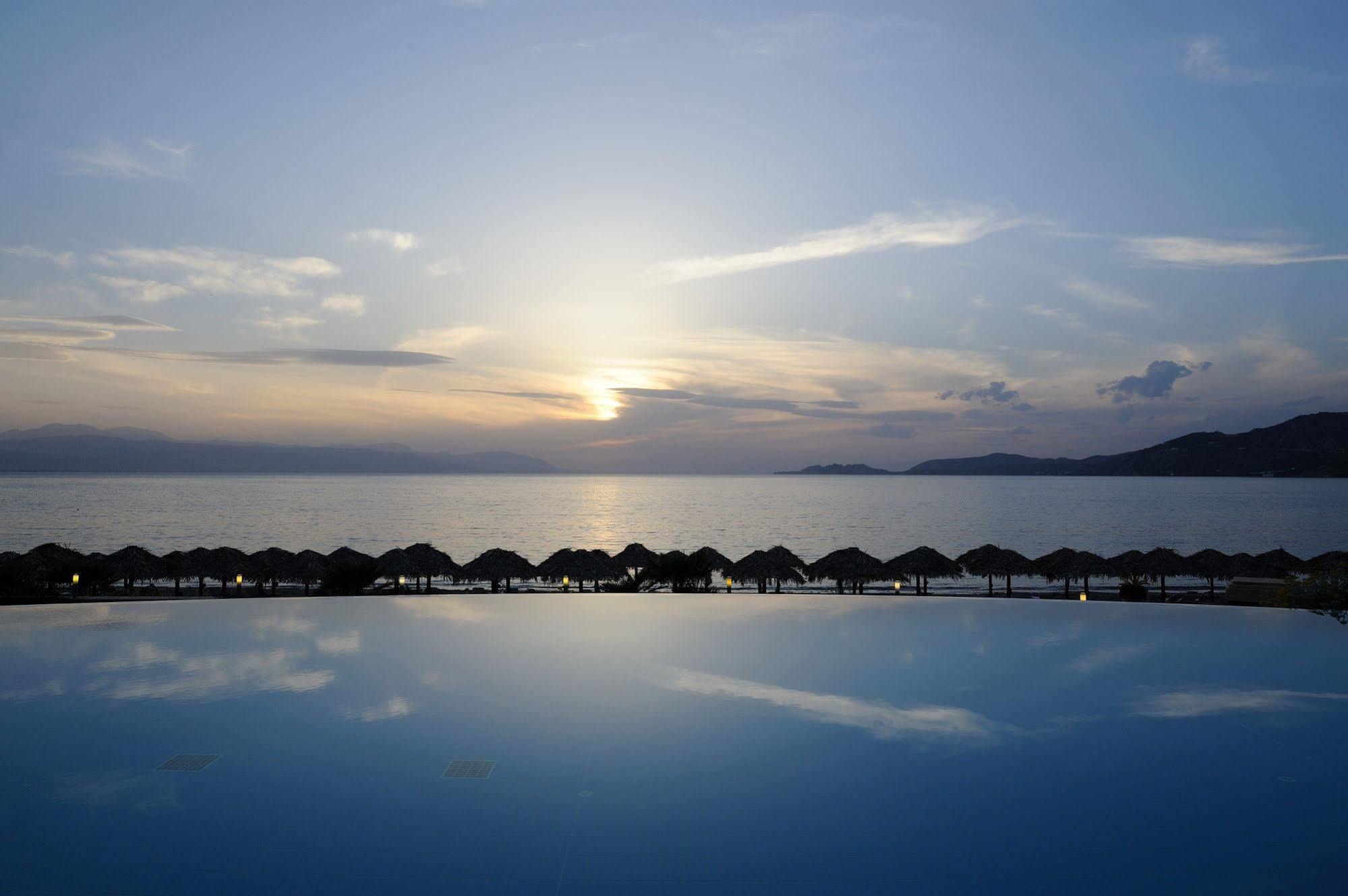 Club Hotel Casino Loutraki Exterior foto Sunset over the Dead Sea