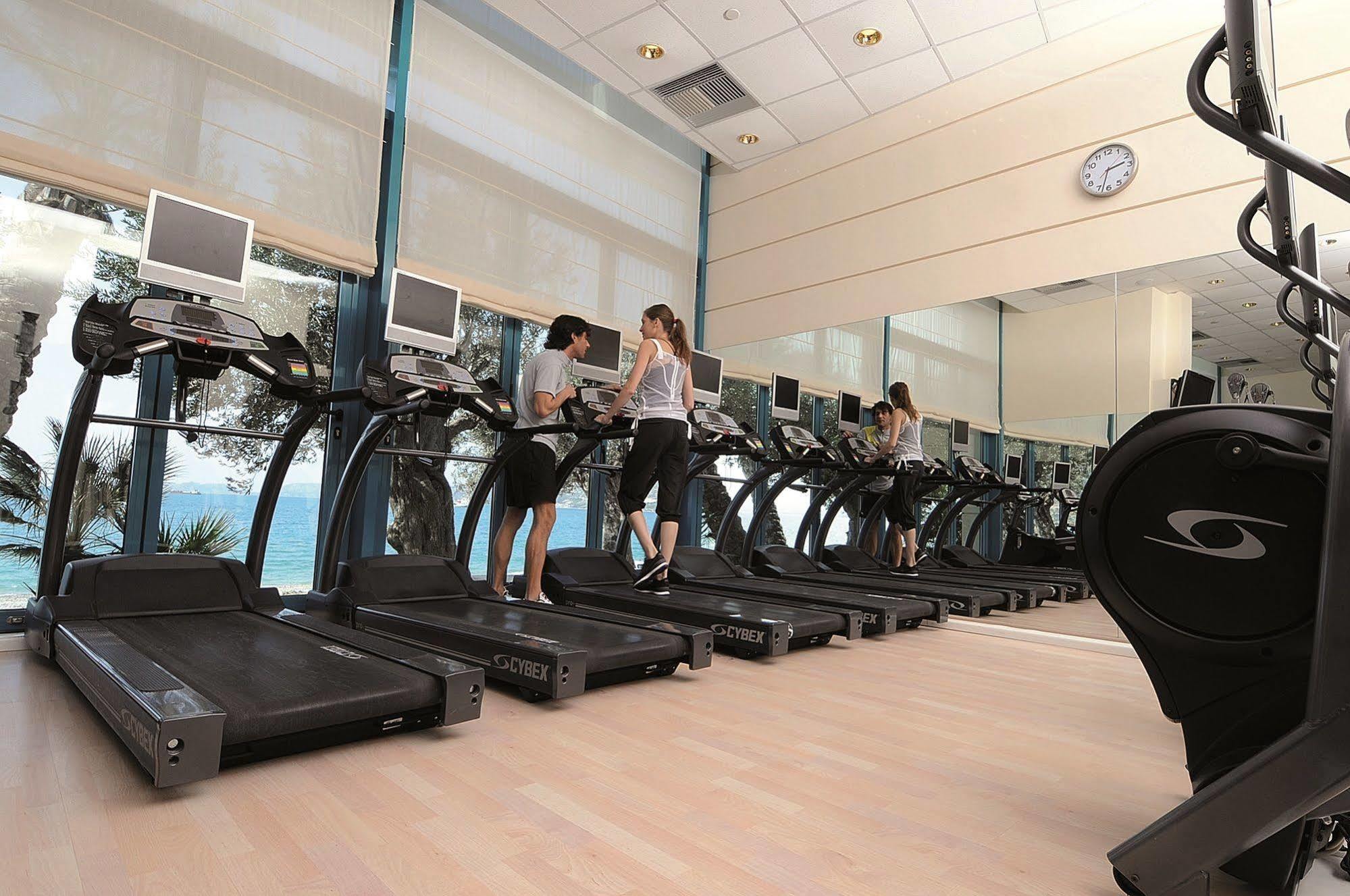Club Hotel Casino Loutraki Exterior foto The gym at the hotel