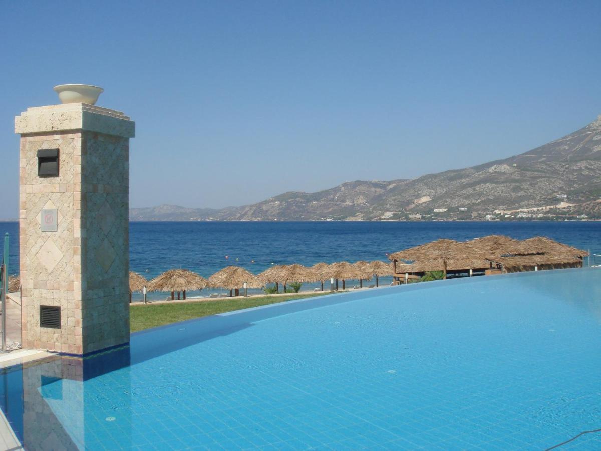 Club Hotel Casino Loutraki Exterior foto Infinity pool in Crete, Greece