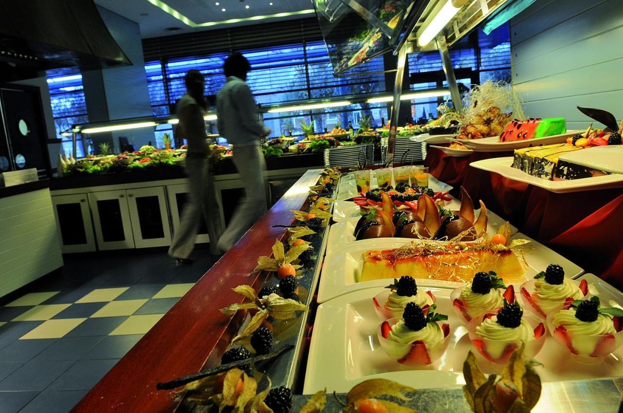 Club Hotel Casino Loutraki Exterior foto A buffet at a hotel