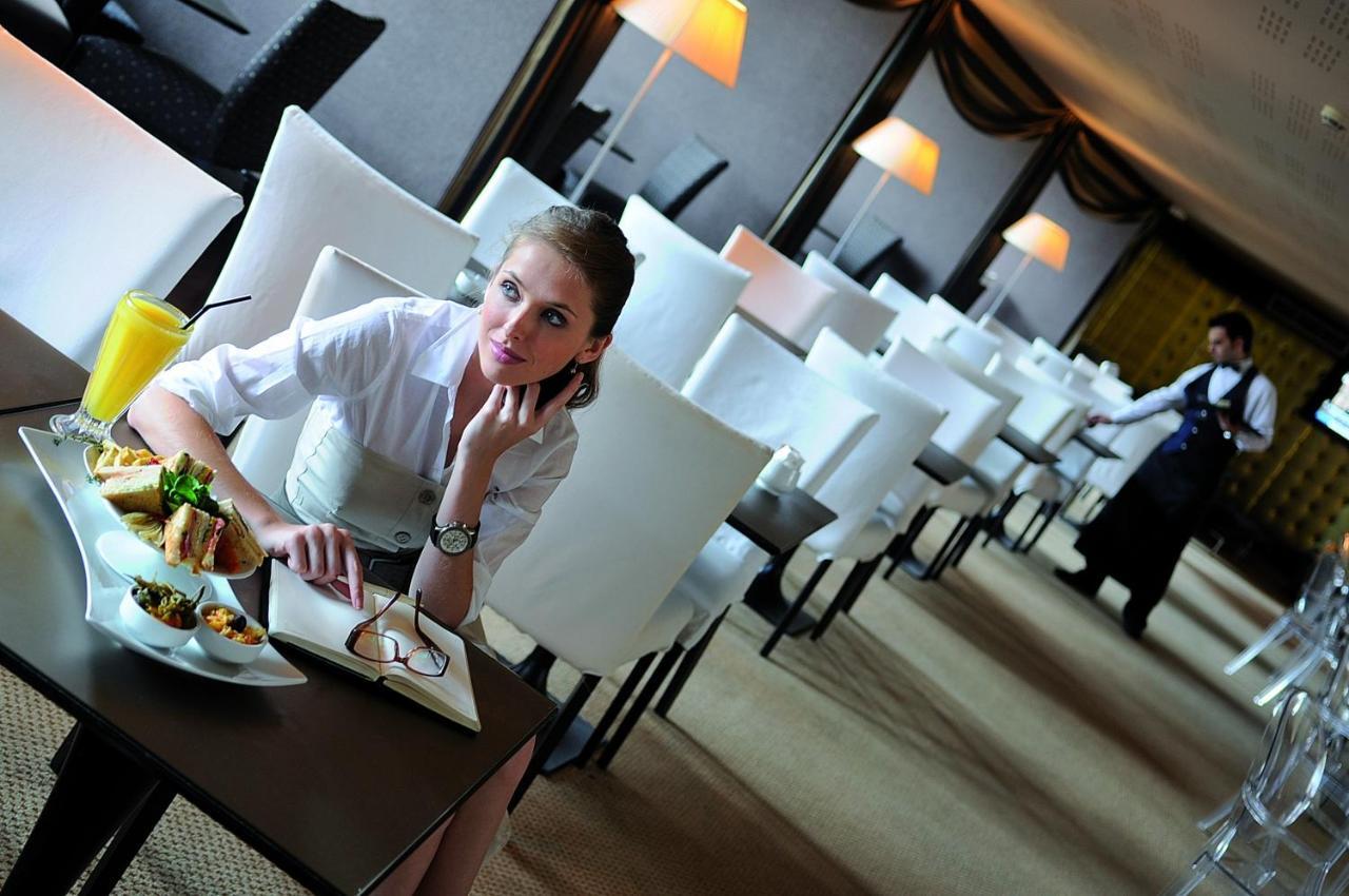 Club Hotel Casino Loutraki Exterior foto A restaurant hostess